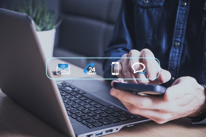 パソコンで検索したサイトへスマートフォンから問い合わせている